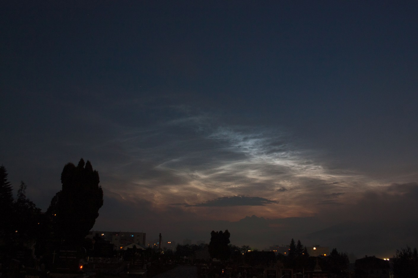 NLC 21.6.2019 o 22:11 SELČ zo Žiliny. Canon 550D s objektívom Canon 18-135/3.5-5.6 f/4, ISO 1600, expozícia 0,5 s. Autor: M. Znášik, Krajká hvezdáreň v Žiline.