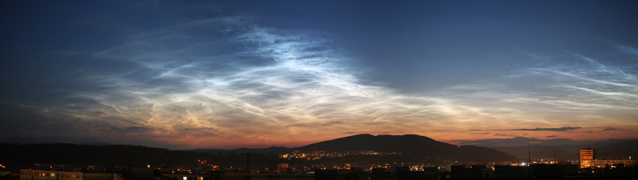 Panoráma z 21.6.2019 zo Žiliny je zhotovená z troch snímok. Canon 6Da, objektív sigma 24-70 mm, použité 28 mm, expozícia 1-4 sek, ISO 400, clona 2.8 Autor: J.Mäsiar, Krajská hvezdáreň v Žiline