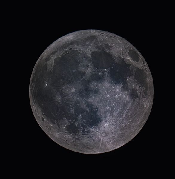 Mesiac v splne 5. mája 2023