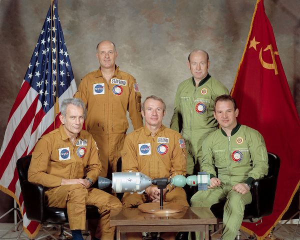Posádka misie Apollo - Soyuz Zdroj: Wikipedia