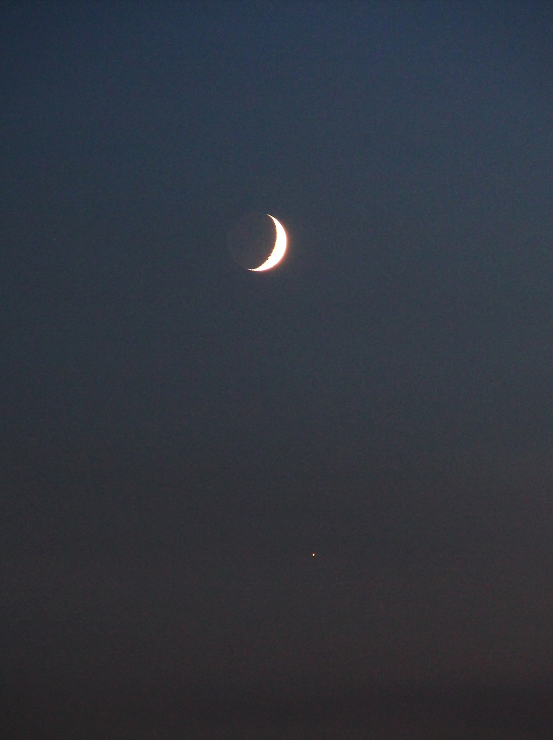 Konjunkcia Mesiaca s Jupiterom 25.8.2017 o 20:25 SELČ. Canon 550D, expozícia 0,5 s pri f/5,6; ISO 800 a f = 135 mm. Autor: RNDr. M. Znášik
