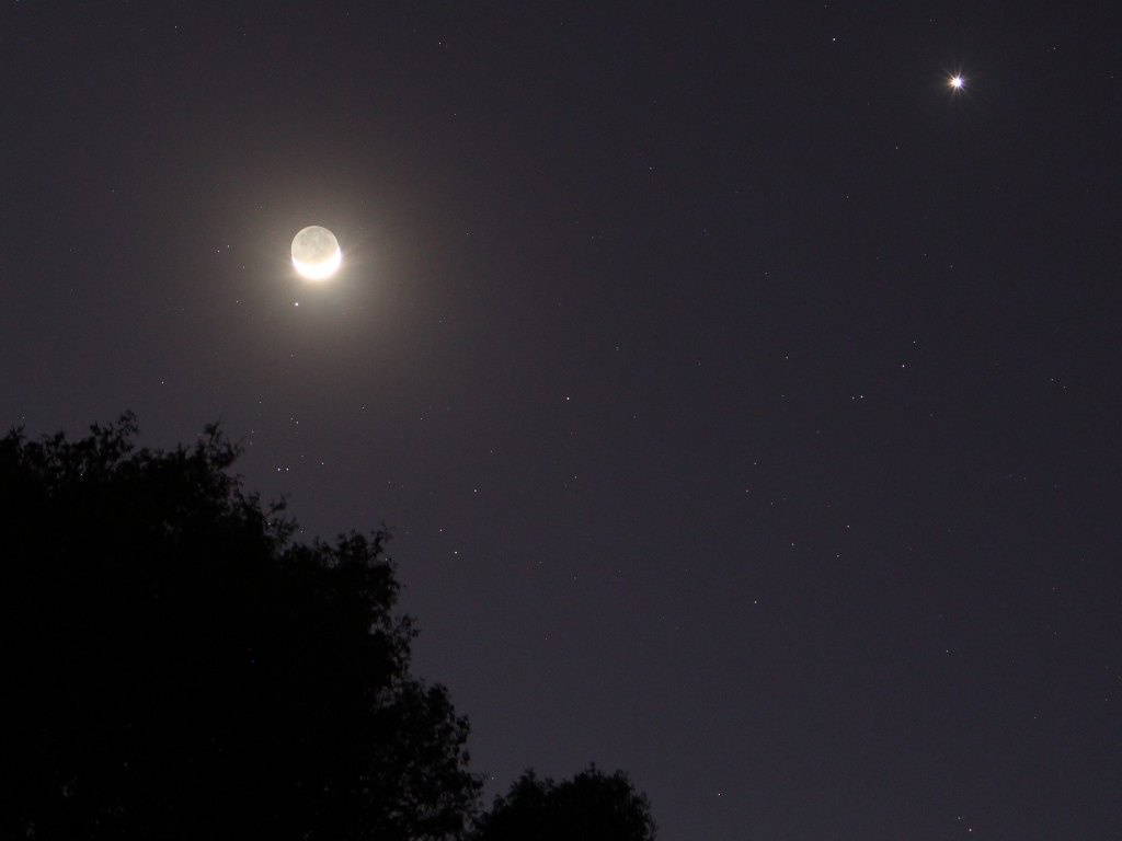Mesiac v Hyádach 21.4.2015. Jasná hviezda pod ním je Aldebaran. Vpravo hore je planéta Venuša. Canon 18-135 mm/3,5-5,6 f = 55 mm, F/5,6 ISO 800, expozícia 6 sekúnd; Autor: RNDr. Miroslav Znášik