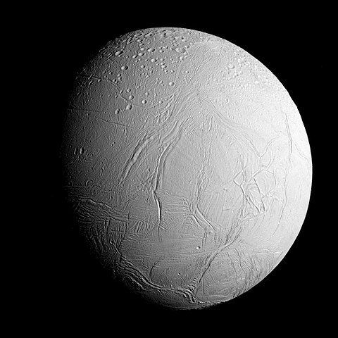 Snímka mesiaca Enceladus vo viditeľnom svetle 