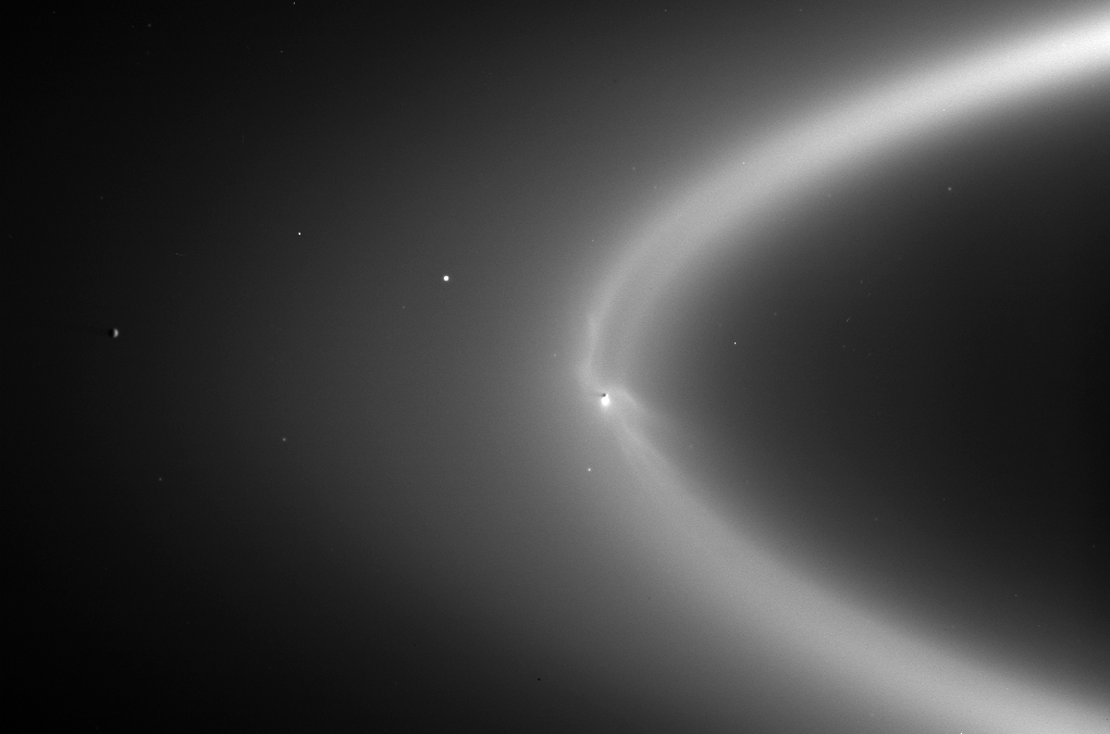 Prstenec E a v ňom Enceladus a naľavo Tethys. Image Credit: NASA/JPL/Space Science Institute; Link: https://photojournal.jpl.nasa.gov/catalog/?IDNumber=PIA08321 Enceladus v E-prstenci Saturna. Vľavo mesiac Tethys.
