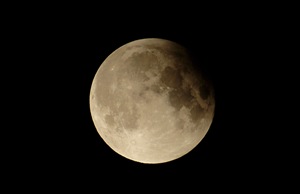 Snímka Mesiaca počas čiastočného zatmenia. Zdroj: Archív Krajskej hvezdárne v Žiline
