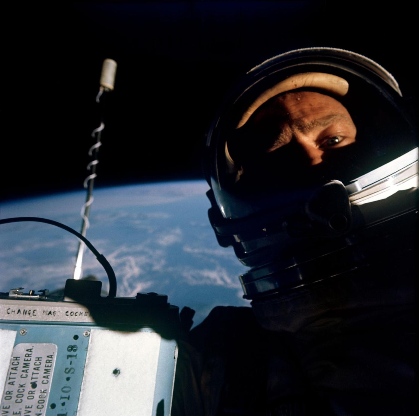 Aldrin v otvorenom vesmíre.