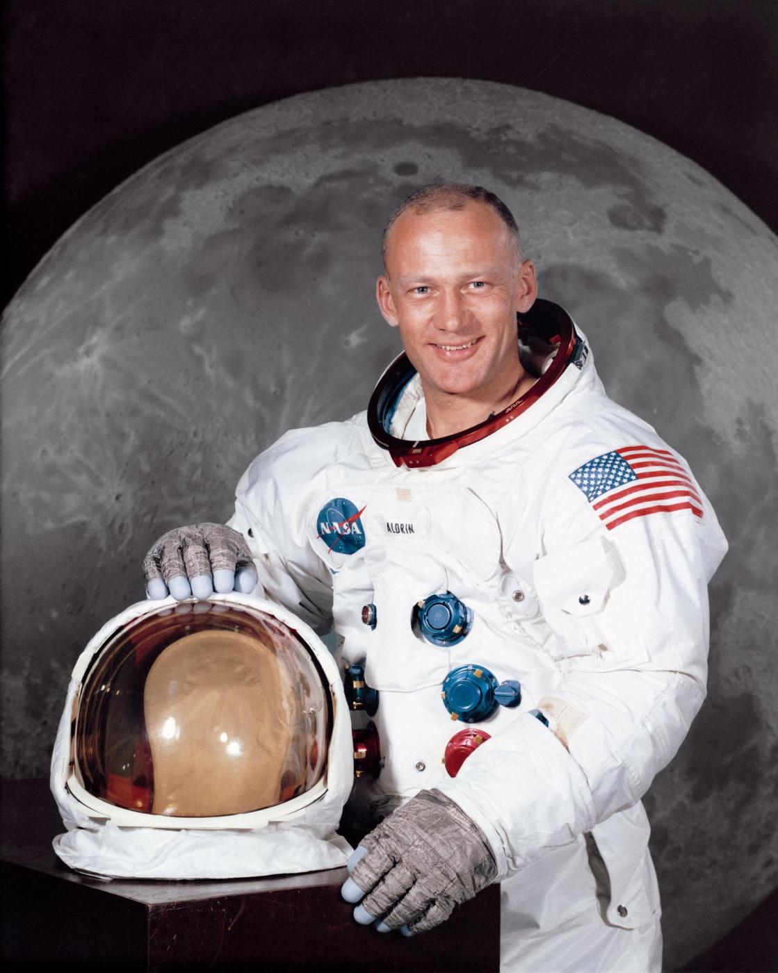 Aldrin na pozadí fotografie Mesiaca. 