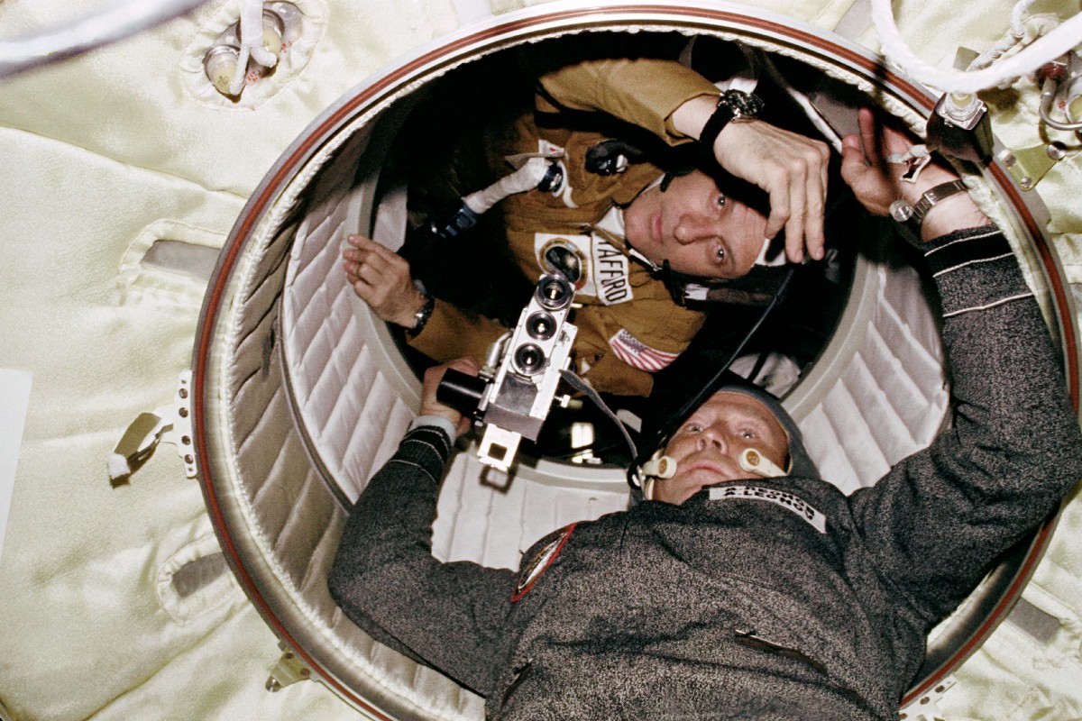 Leonov a Stafford počas misie Apollo- Soyuz v roku 1975. Zdroj: NASA Johnson on flickr; License: CC BY-NC 2.0 Leonov a Stafford počas misie Apollo- Soyuz v roku 1975