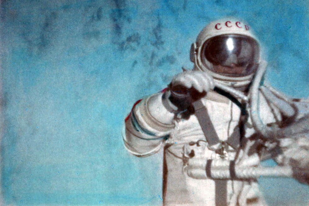 Kozmonaut Leonov pri výstupe do kozmu. 